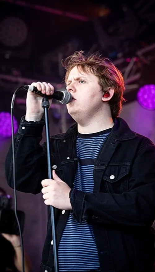 Après deux ans d’absence, Lewis Capaldi signe son grand retour