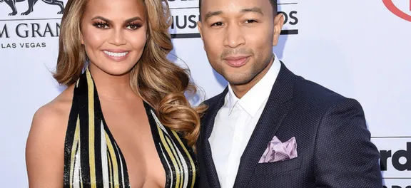 Comment porter une robe au decollete tres plongeant L astuce signee Chrissy Teigen VIBRATION