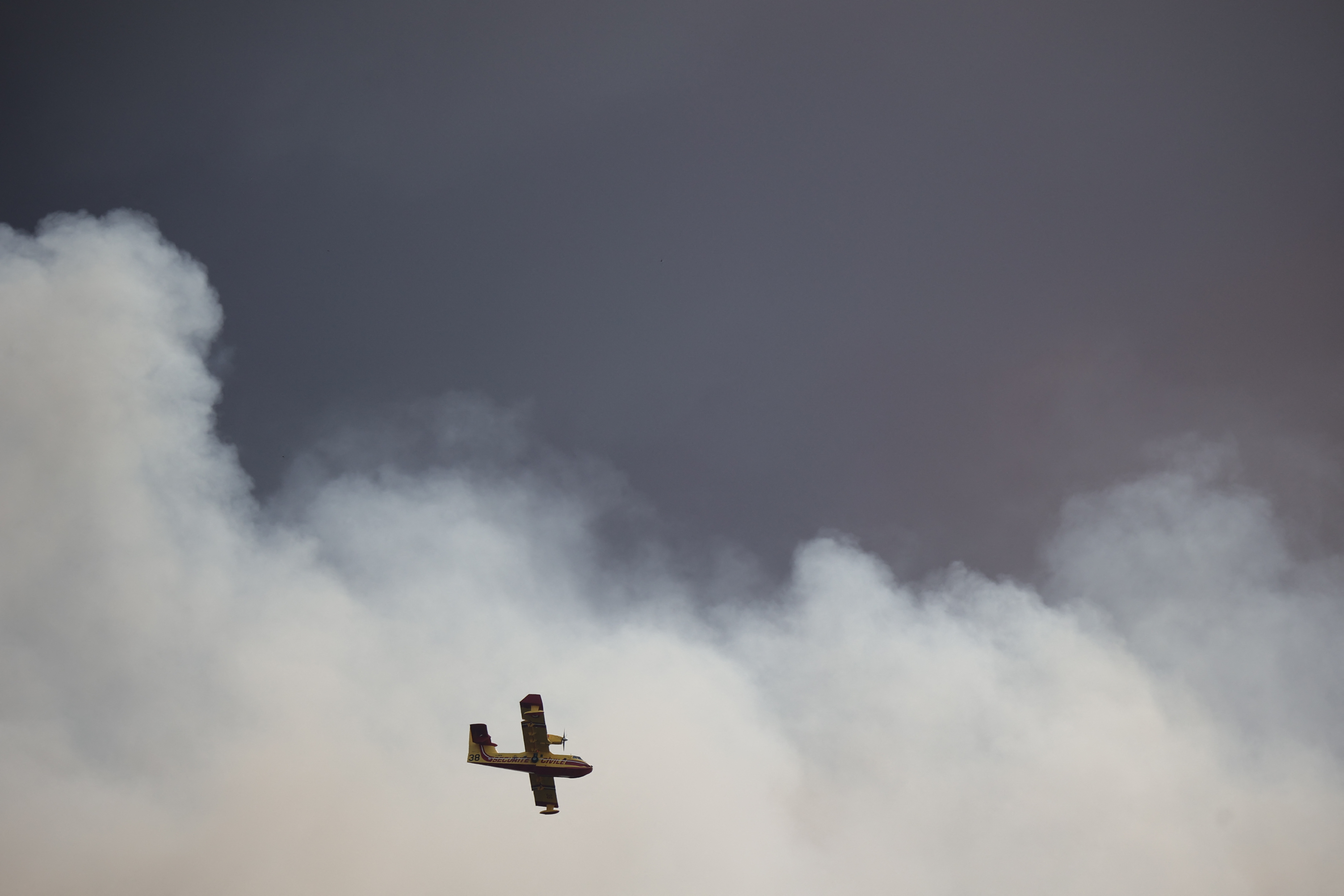 new fire, already 120 hectares burned towards Ares