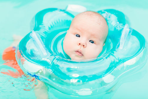 Bouee De Cou La Nouvelle Mode A Eviter Pour Baigner Bebe